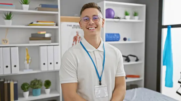 Beyaz Bir Klinikte Profesyonelce Poz Veren Gözlüklü Gülümseyen Spanyol Adam — Stok fotoğraf