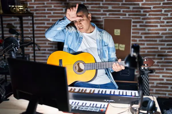 Latin Asıllı Genç Adam Müzik Stüdyosunda Klasik Gitar Çalıyor Alnında — Stok fotoğraf