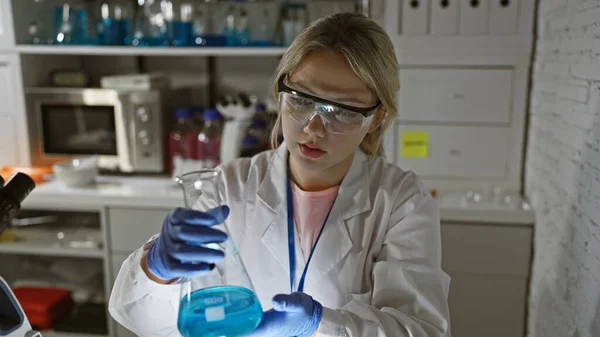 Una Joven Científica Que Investiga Laboratorio Mientras Sostiene Vasos Precipitados — Foto de Stock