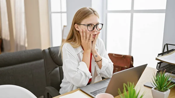 Surprised Blonde Woman Wearing Glasses Reacts Her Office Desk Laptop — Stock Photo, Image