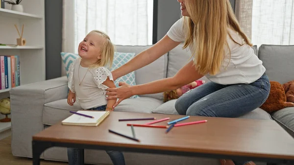 Relaxed Caucasian Mother Her Little Girl Confidently Sharing Smiles Indoors — Stock Photo, Image
