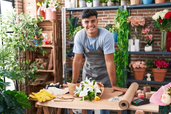 Jovem Homem Hispânico Florista Sorrindo Confiante Loja Flores — Fotografia de Stock