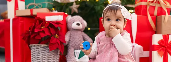 Schattige Latino Baby Zuigen Hoepel Speelgoed Zitten Vloer Door Kerstboom — Stockfoto