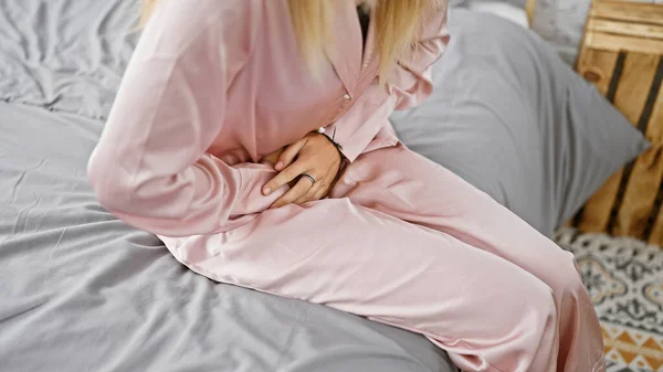 Una Joven Mujer Caucásica Pijama Rosa Sintiendo Dolor Estómago Mientras —  Fotos de Stock