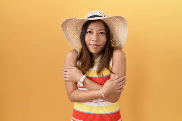 Middle Age Chinese Woman Wearing Summer Hat Yellow Background Shaking — Stock Photo, Image