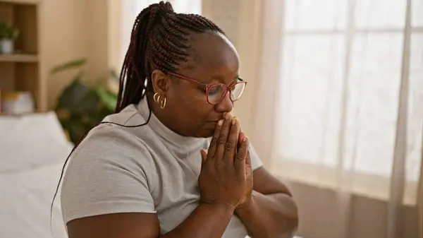 Big Hearted African American Woman Expresses Deep Relaxation Sitting Praying — Stock Photo, Image