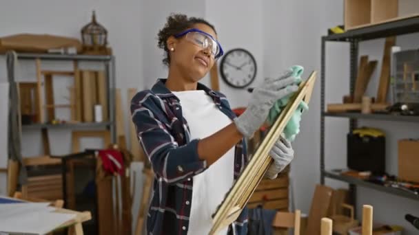 Afrikansk Amerikansk Kvinnlig Konstnär Undersöker Träram Välorganiserad Snickarverkstad — Stockvideo