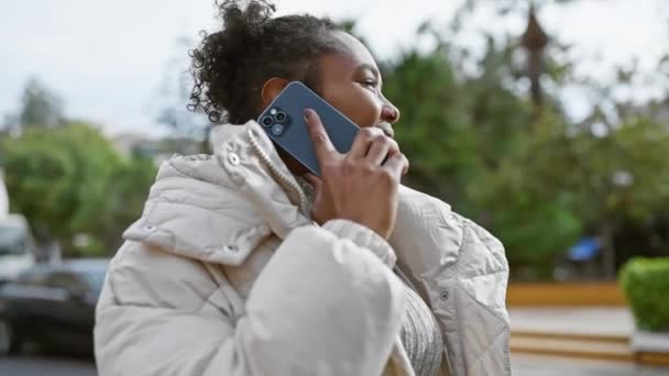 Tânără Zâmbitoare Păr Cret Vorbește Smartphone Timp Stă Stradă Orașului — Videoclip de stoc