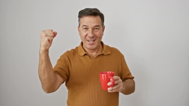 Vzrušený Muž Středního Věku Slaví Vítězný Úspěch Zvýšeným Šálkem Kávy — Stock video