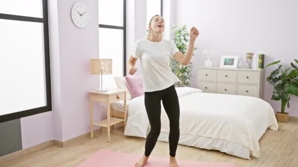 Een Jonge Volwassen Vrouw Beoefent Yoga Een Ruime Slaapkamer Ziet — Stockvideo