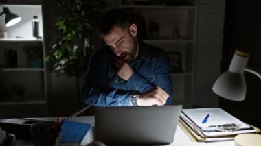 Çalışkan, genç bir İspanyol adamın akşam öğütüşü, ciddi bir telefon konuşmasına dalmış, loş ışıklı ofis odasında ustalıkla önemli notlar alıyor..