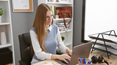 Kokuşmuş ofis draması, tiksindiğini ifade eden sarışın iş kadını, dayanılmaz kötü kokuya karşı nefesini tutması, hoş olmayan iç kokunun hikayesini anlatması.