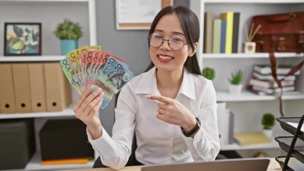 Радостная Молодая Китаянка Взволнованно Указывает Австралийские Доллары Офисе Улыбаясь Надеждой — стоковое видео