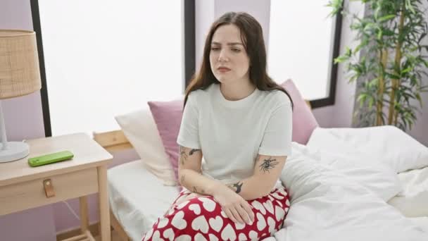 Situação Fedorenta Jovem Mulher Pijama Nojo Rosto Prendendo Respiração Nariz — Vídeo de Stock
