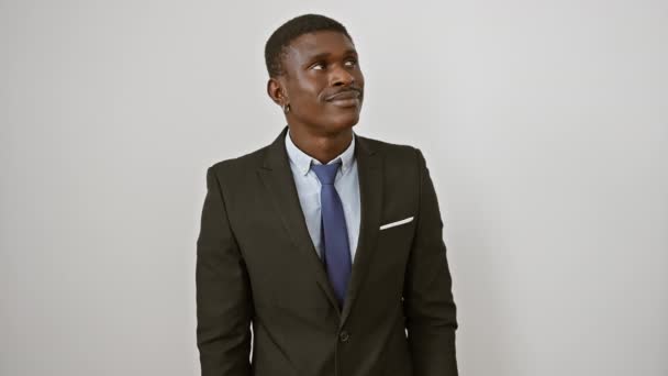 Homem Americano Africano Confiante Mostrando Sorriso Encantador Perdido Pensamentos Profundos — Vídeo de Stock