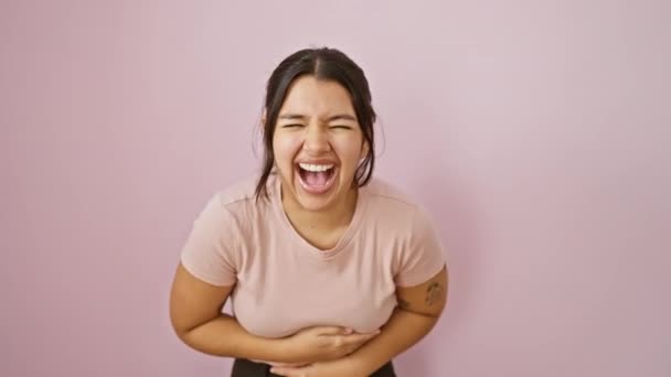 Iloinen Nuori Latinonainen Paidassa Nauraa Hauskalle Vitsille Hymyillen Leveästi Seisoen — kuvapankkivideo