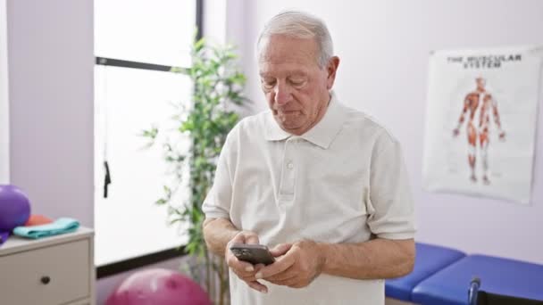 Reife Physiotherapeutin Beschäftigt Sich Ernsthaft Mit Medizinischer Online Forschung Smartphone — Stockvideo