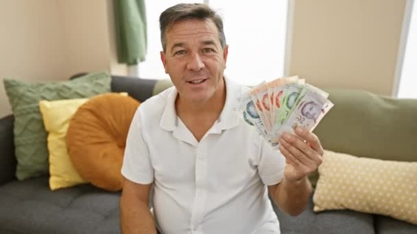 Χαρούμενος Μεσήλικας Άντρας Χαρούμενος Κάνει Χειρονομίες Εντάξει Σημάδι Χαρτονομίσματα Στο — Αρχείο Βίντεο