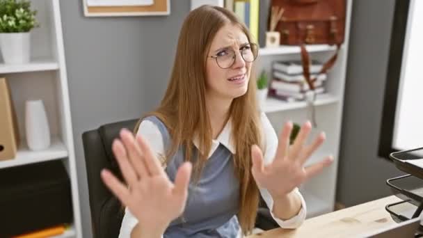 Unge Blonde Kontorarbeider Som Viser Stoppe Gest Med Håndflater Avslag – stockvideo