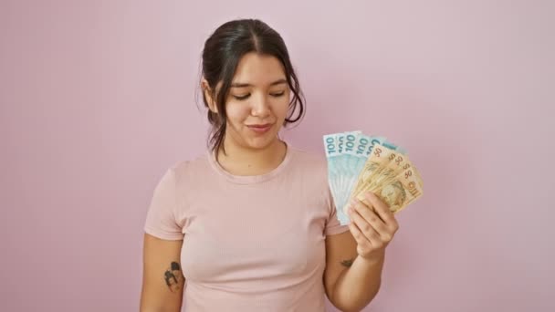 Έντονη Νεαρή Ισπανίδα Γυναίκα Που Δείχνει Χαρά Αληθινά Χαρτονομίσματα Της — Αρχείο Βίντεο