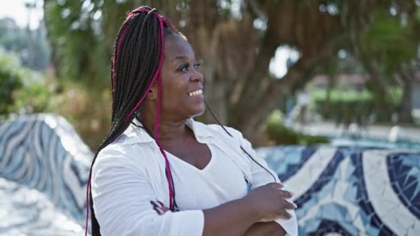 Sebevědomá Veselá Afroamerická Žena Copánky Stojící Uvolněným Zkříženýma Rukama Parku — Stock video