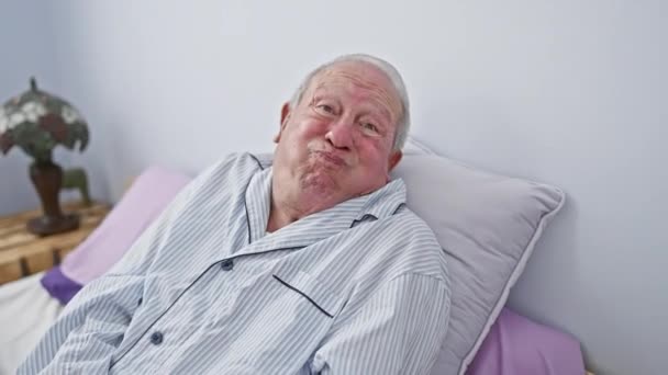 Hilarische Senior Man Bed Pyjama Opgeblazen Wangen Een Gekke Grappige — Stockvideo