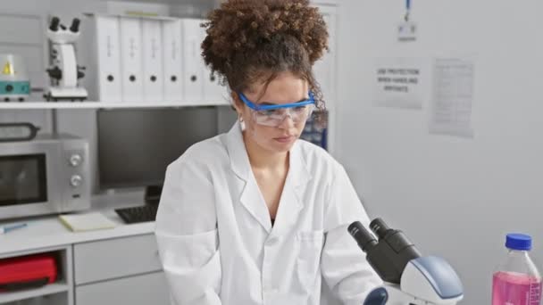Spanierin Mit Lockigem Haar Trägt Labormantel Und Schutzbrille Wissenschaftlichen Labor — Stockvideo