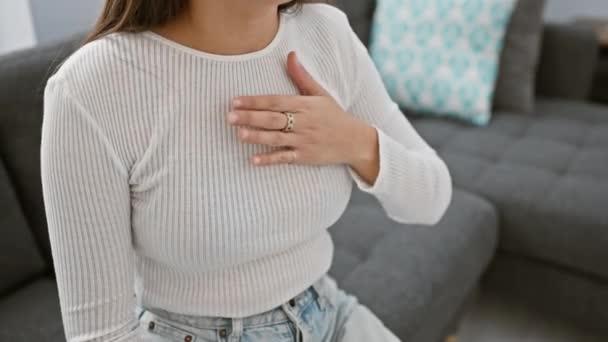 Hispanic Kvinna Med Bröstsmärtor Sitter Ett Vardagsrum Ser Orolig — Stockvideo