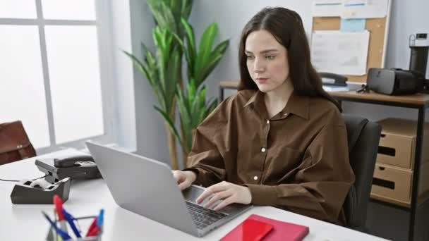 Modern Bir Ofis Odasında Dizüstü Bilgisayarıyla Çalışan Genç Bir Kadın — Stok video