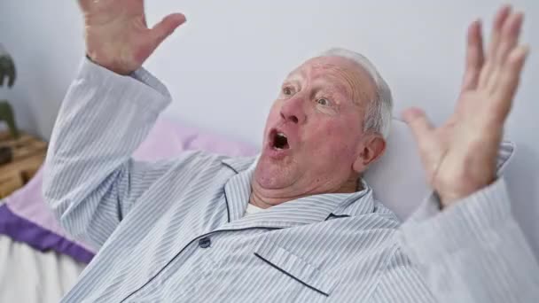Vreugdevolle Senior Man Draagt Pyjama Zittend Bed Slaapkamer Heft Armen — Stockvideo