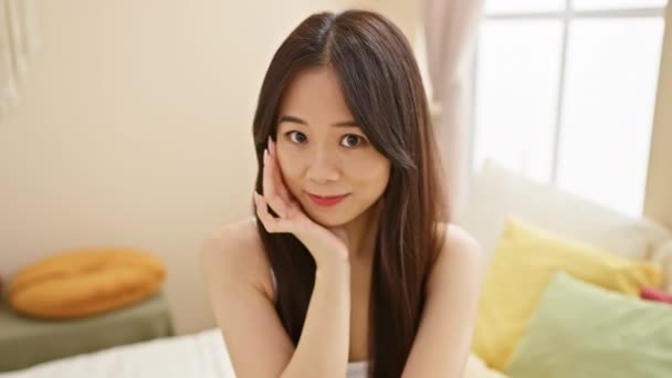 Una Joven Mujer Asiática Posando Elegantemente Acogedor Dormitorio Bien Iluminado — Vídeo de stock