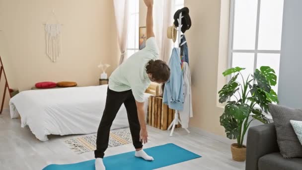 Joven Estira Sobre Una Esterilla Yoga Dormitorio Bien Iluminado Acogedor — Vídeos de Stock