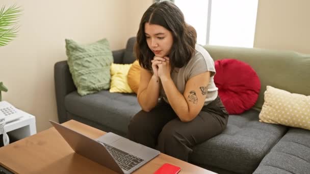 Hispánka Sedí Doma Gauči Zamyšleně Dívá Laptop Útulném Obývacím Pokoji — Stock video