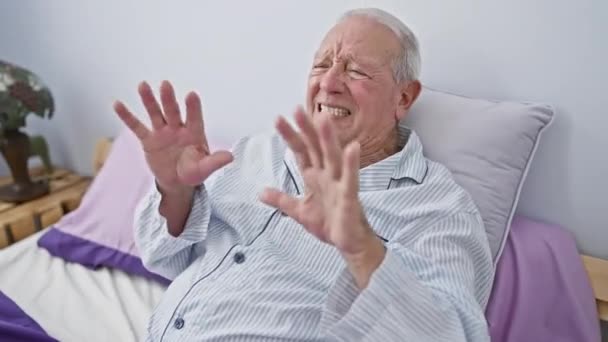 Terrified Senior Man Pyjamas Shouting Panic Sits Bedroom Bed Hands — Stock Video