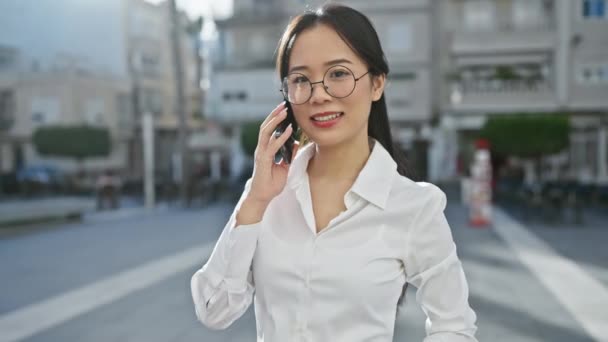 Junge Asiatische Geschäftsfrau Nutzt Smartphone Und Checkt Smartwatch Städtischen Umfeld — Stockvideo