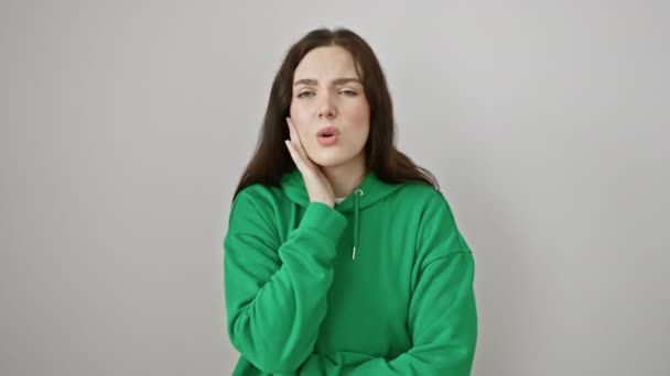 スウェットシャツの若い女性は 歯痛から痛みを伴う表情を示し 口を渡します 白く隔離された 歯科疾患の苦痛の肖像画 — ストック動画