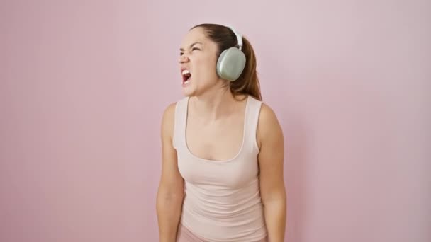 Wściekła Młoda Kobieta Sportowej Odzieży Wściekła Agresywną Kłótnię Krzyczy Frustracji — Wideo stockowe