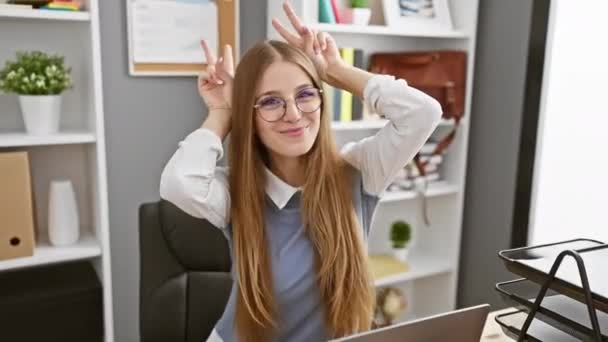 Neşeli Genç Sarışın Adamı Ofis Hayatına Komik Pozlar Veriyor Parmakları — Stok video