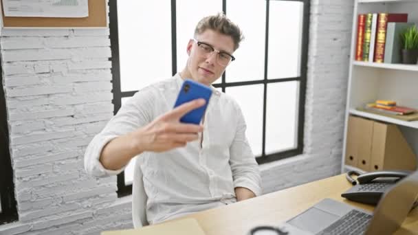 Όμορφος Νεαρός Καυκάσιος Αυτοπεποίθηση Επιχειρηματίας Βγάζει Μια Ευχάριστη Σέλφι Smartphone — Αρχείο Βίντεο