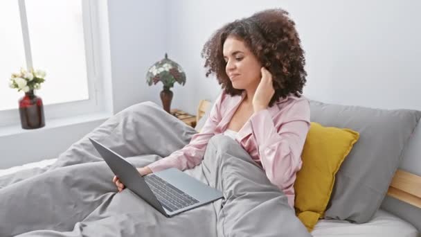 Uma Jovem Mulher Com Cabelo Encaracolado Usando Laptop Enquanto Relaxa — Vídeo de Stock