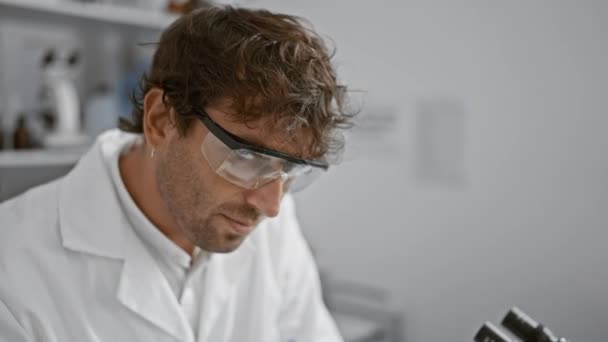 Hombre Hispano Con Barba Gafas Seguridad Sonríe Entorno Laboratorio Retratando — Vídeo de stock