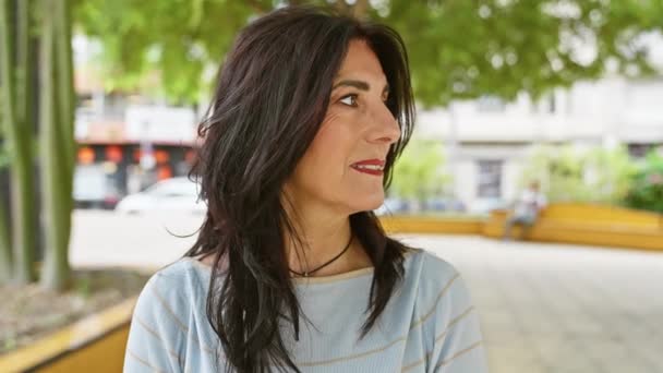 Mujer Morena Madura Sonriendo Parque Aire Libre Con Fondo Ciudad — Vídeo de stock