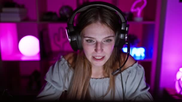 Mujer Joven Enfocada Con Auriculares Jugando Por Noche Una Habitación — Vídeo de stock