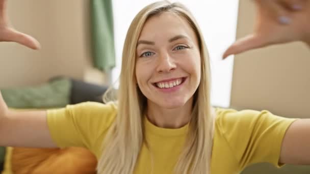 Vrolijke Jonge Blonde Vrouw Die Thuis Een Shirt Draagt Een — Stockvideo