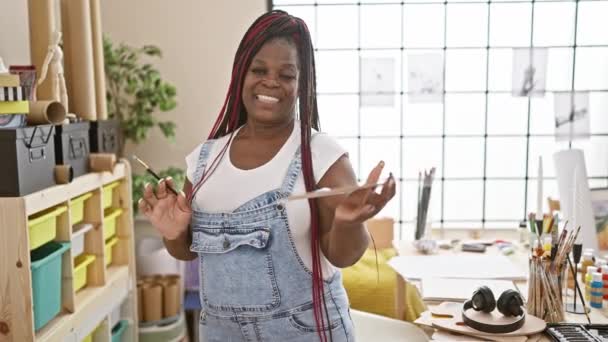 Usmívající Africká Americká Žena Umělkyně Sebevědomě Mává Štětcem Paletou Živém — Stock video