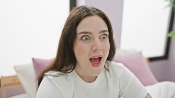 Mujer Joven Conmocionada Pijama Sentada Cama Con Cara Asustada Excitada — Vídeo de stock