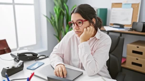 Bored Young Hispanic Woman Glasses Sitting Her Office Desk Exhibiting — Stock Video