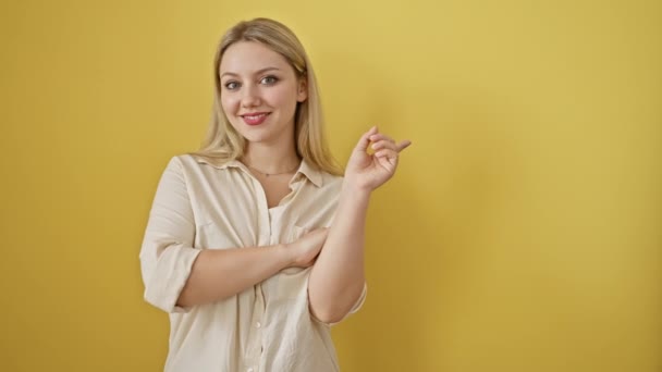 Joyeux Jeune Femme Blonde Pointant Avec Confiance Vers Côté Avec — Video