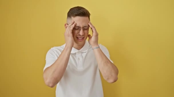 Frustrerad Ung Latinamerikansk Man Glasögon Förlorar Det Vansinnigt Skrikande Armar — Stockvideo