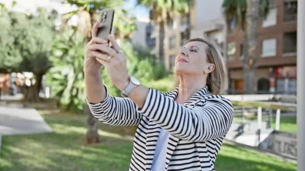 Sorridente Donna Mezza Età Prende Selfie Nel Parco Soleggiato Con — Video Stock